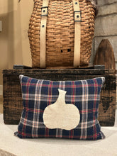 Load image into Gallery viewer, Grainsack pillow (1 grainsack pumpkin)
